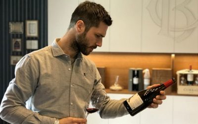 El influencer del vino Kike Sola visita Bodegas Corral