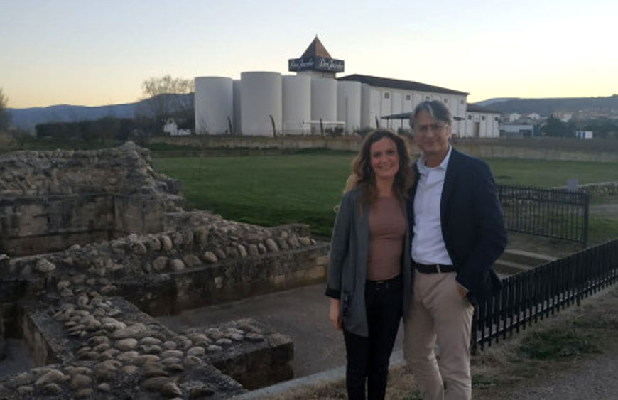 El experto en enoturismo Lluis Tolosa visita Bodegas Corral