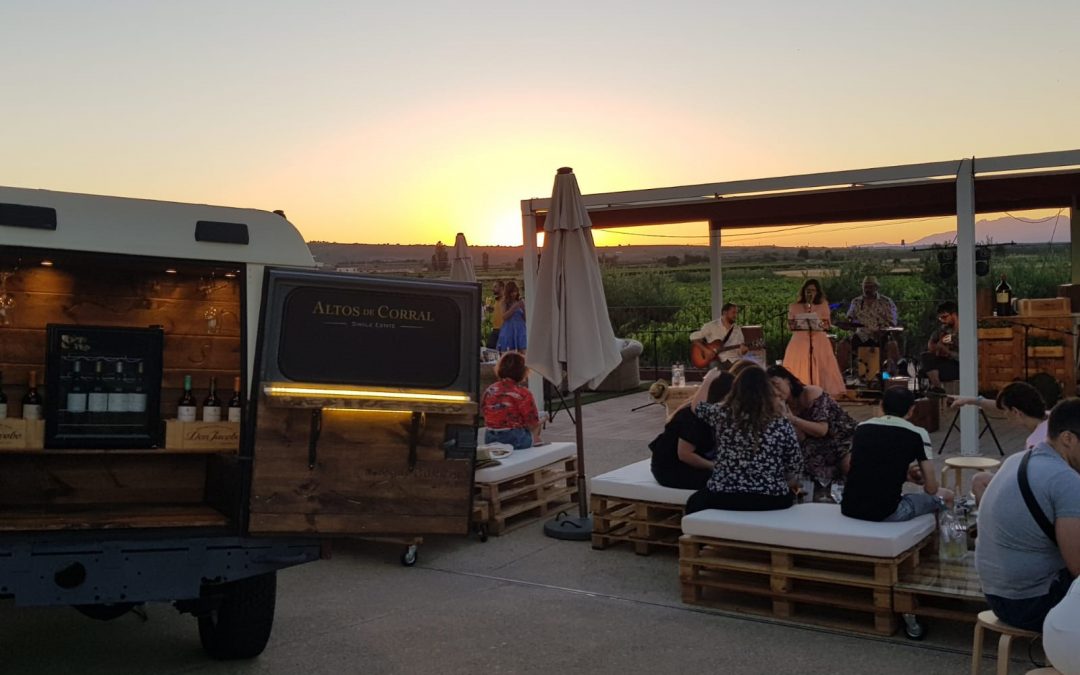 Conciertos al aire libre y Djs los fines de semana de verano en la terraza de Bodegas Corral